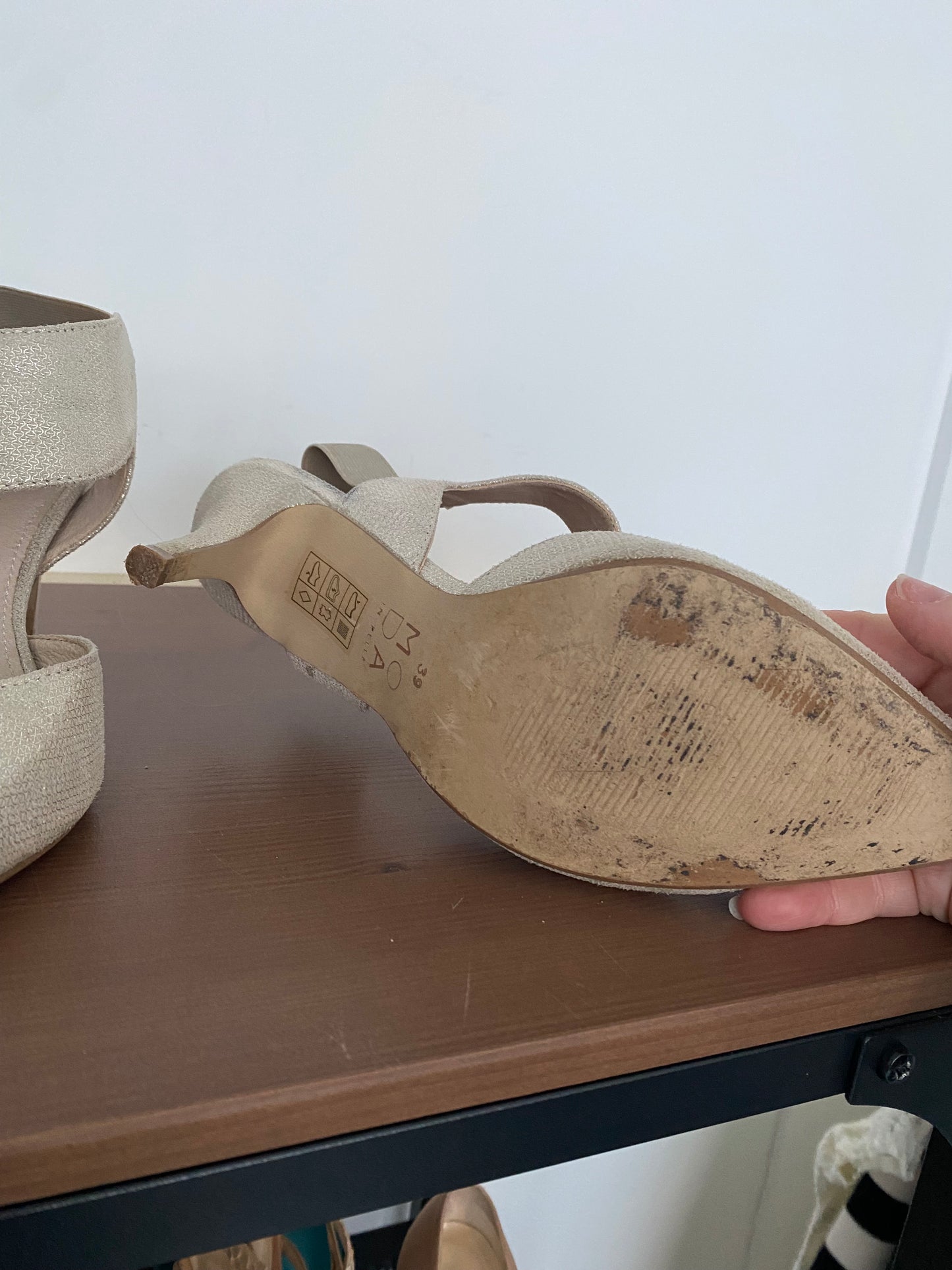 Moda in Pelle Silver Fabric Heels Size 6