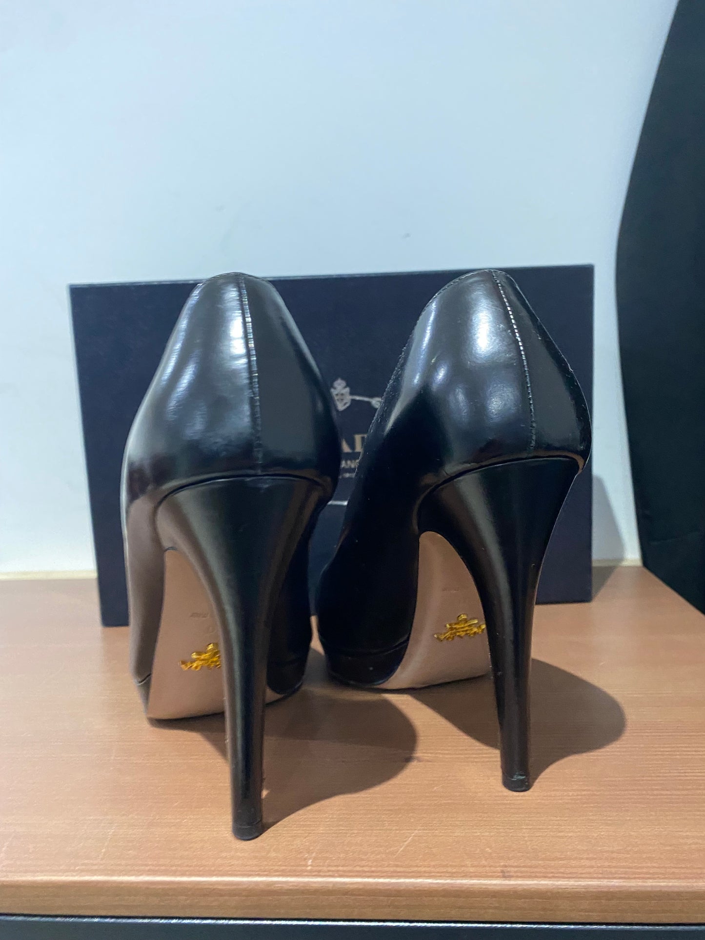 Prada Black Leather Court Shoes Size 7 with box