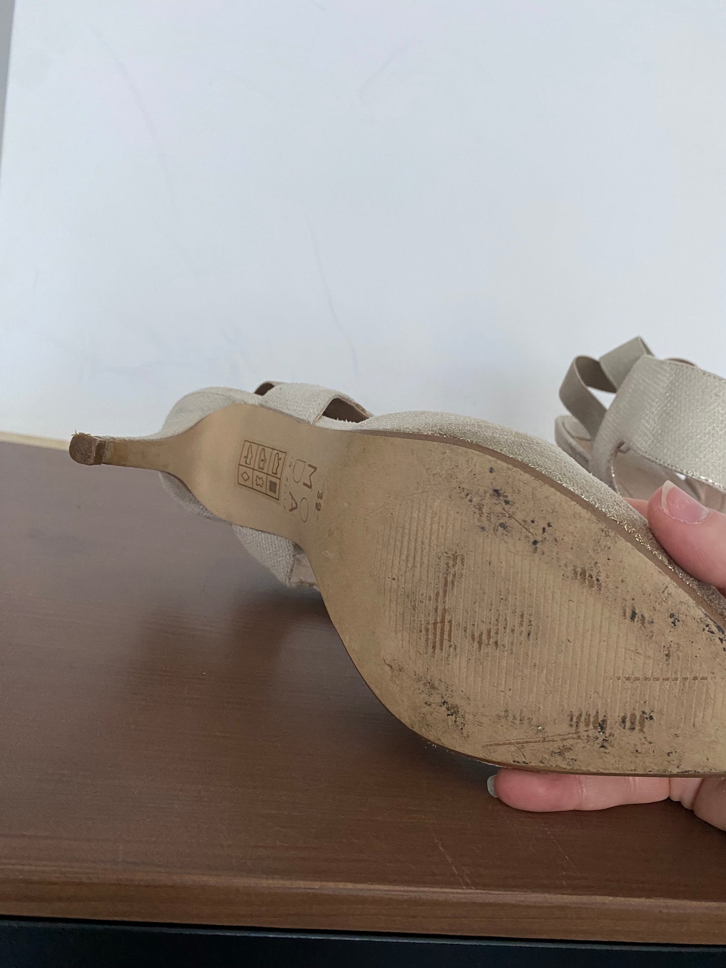 Moda in Pelle Silver Fabric Heels Size 6