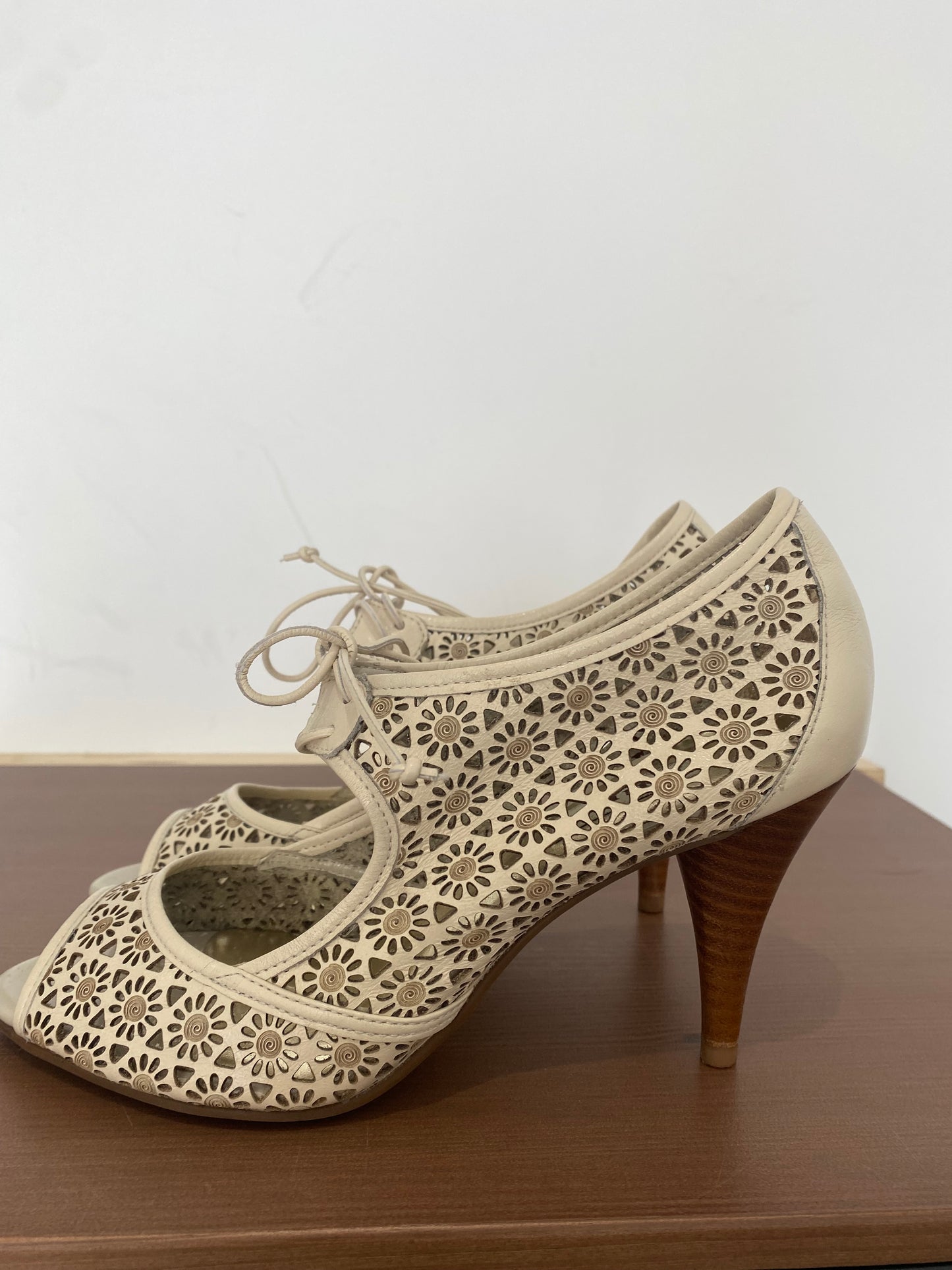 Dune Cream Leather Court Shoes Size 5