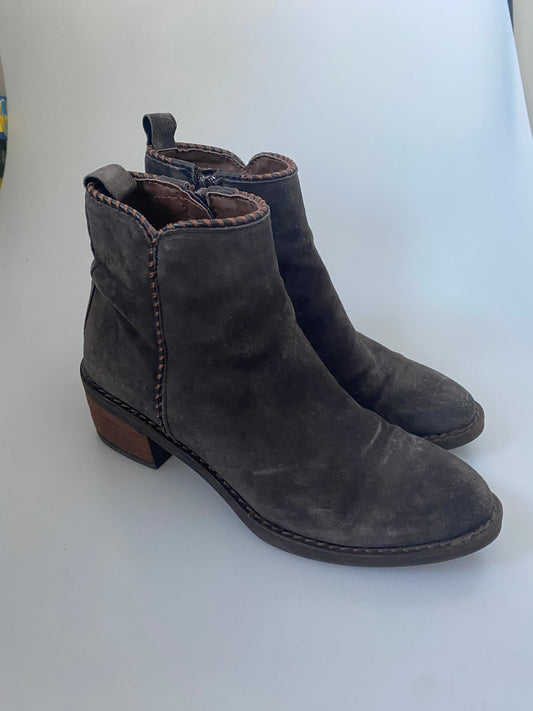 Alpe brown suede boots size 4