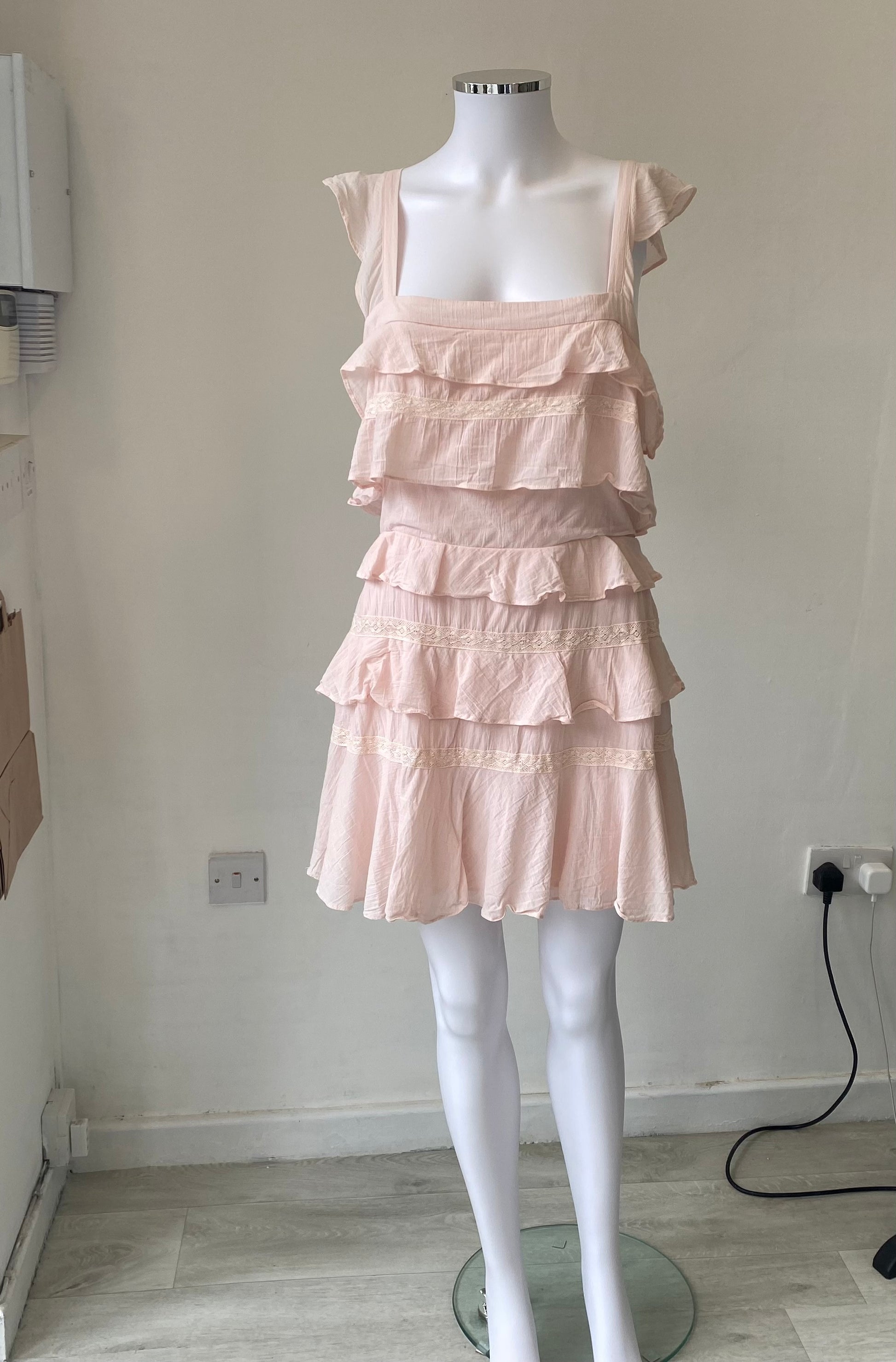 BCBG Maxazria Pink Ruffle Dress Size 10-12 Follow The Clothes BCBG Maxazria Pink Ruffle Dress Size 10-12 Follow The Clothes