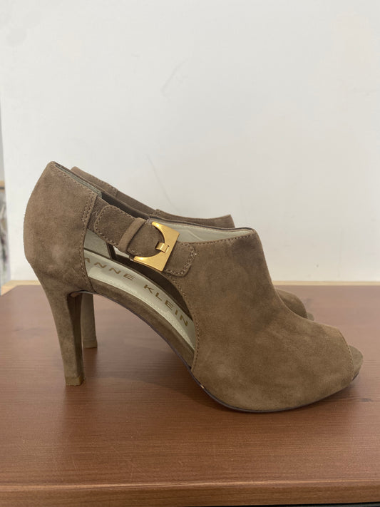 Anne Klein Beige Cut Out Heels Size 5