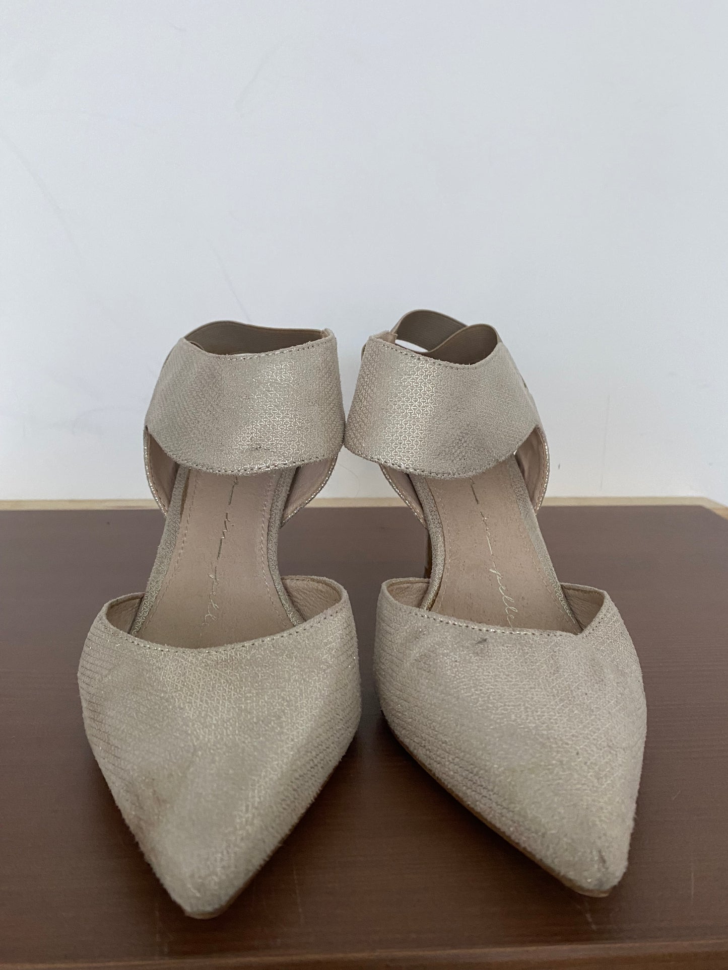 Moda in Pelle Silver Fabric Heels Size 6