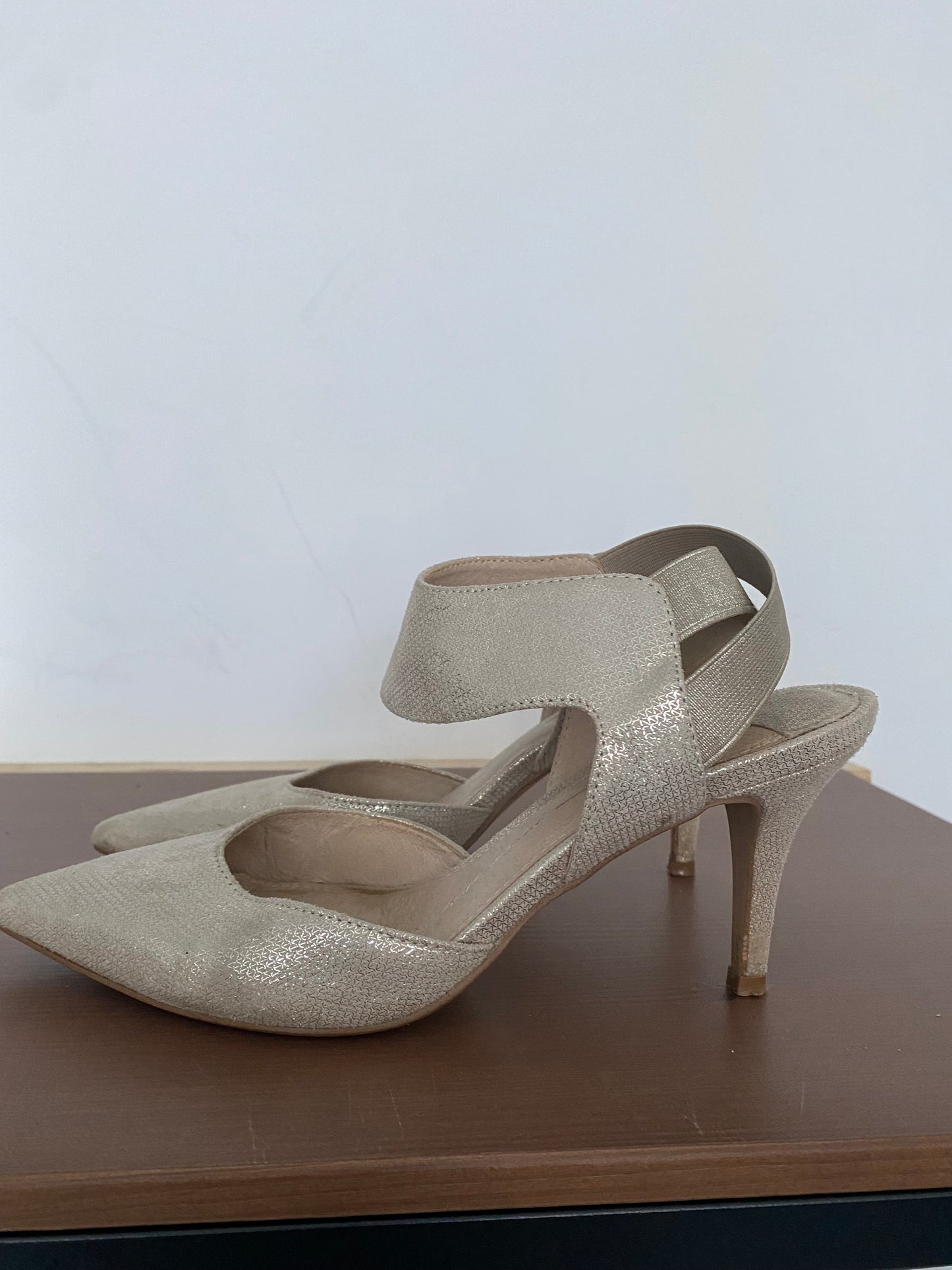 Moda in Pelle Silver Fabric Heels Size 6