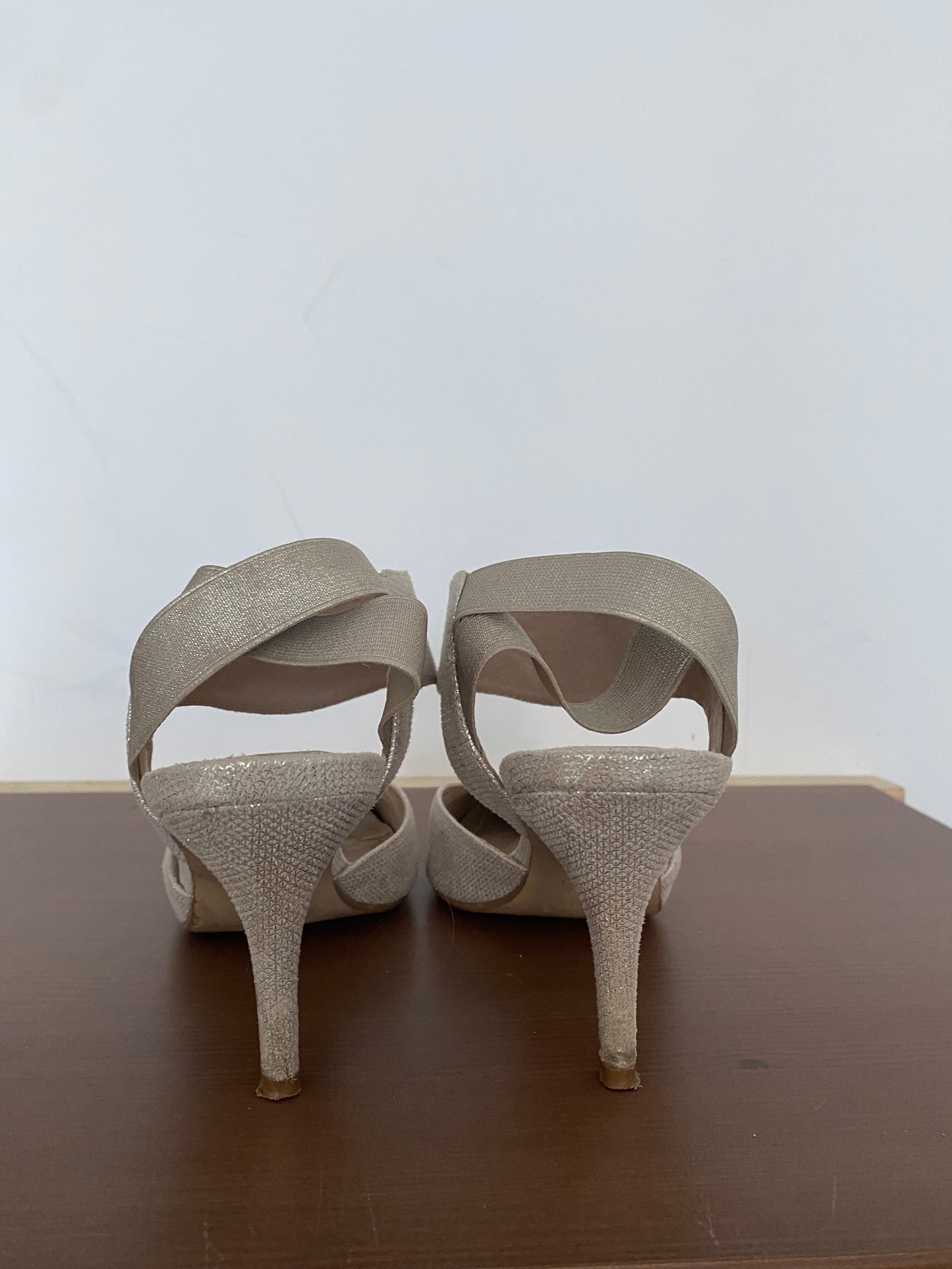 Moda in Pelle Silver Fabric Heels Size 6