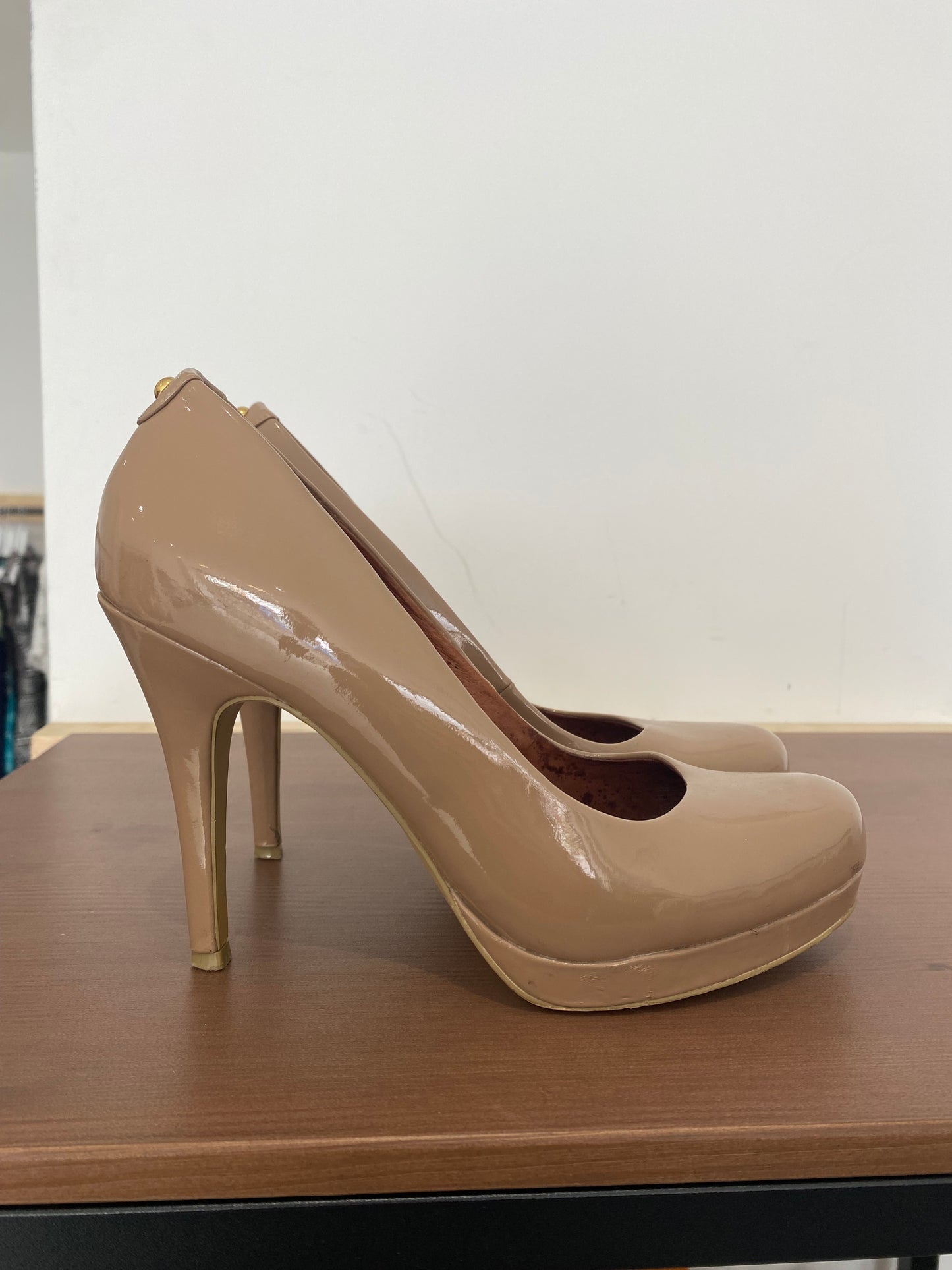 Moda In Pelle Beige Patent Shoes Size 4