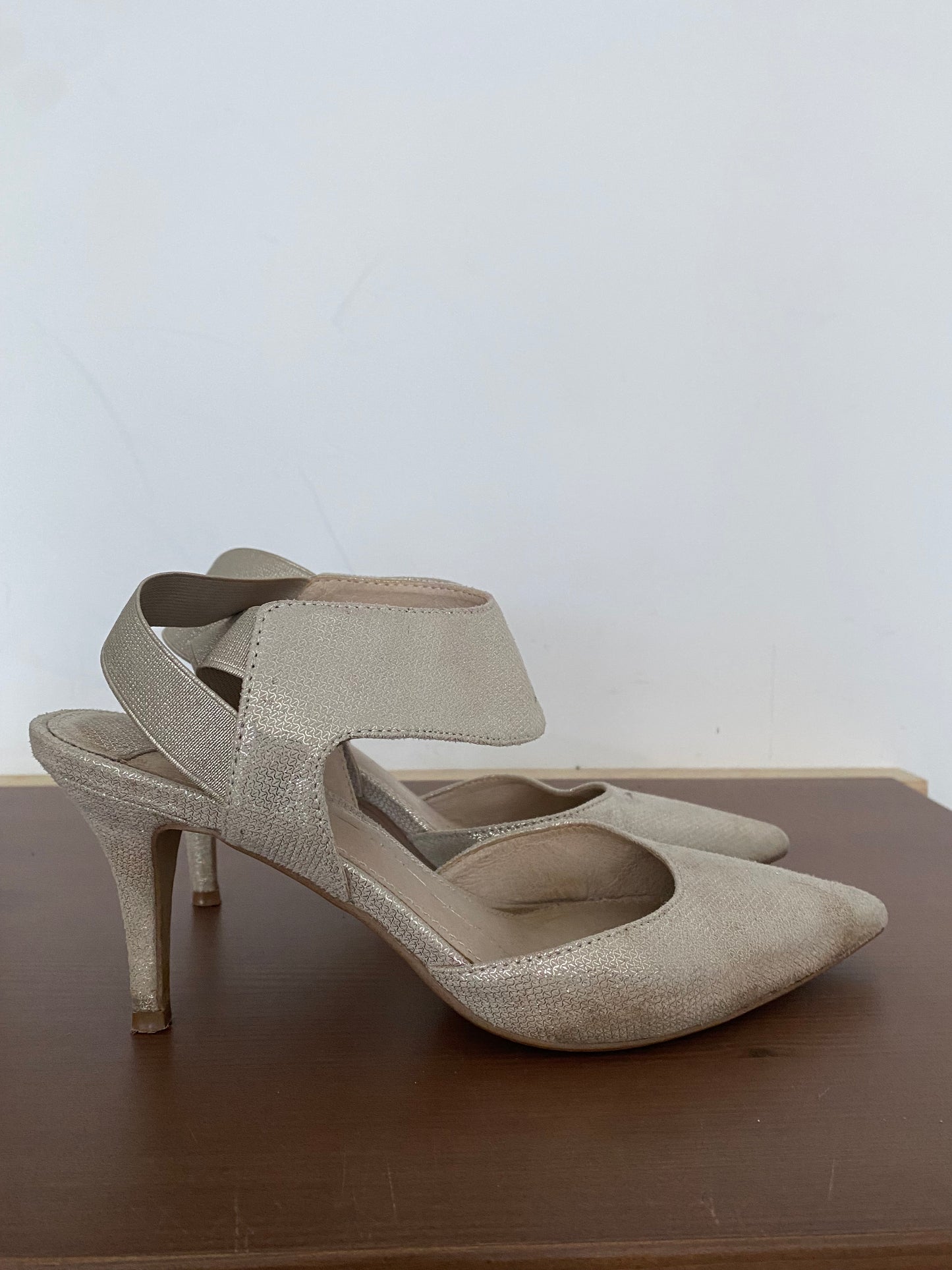 Moda in Pelle Silver Fabric Heels Size 6