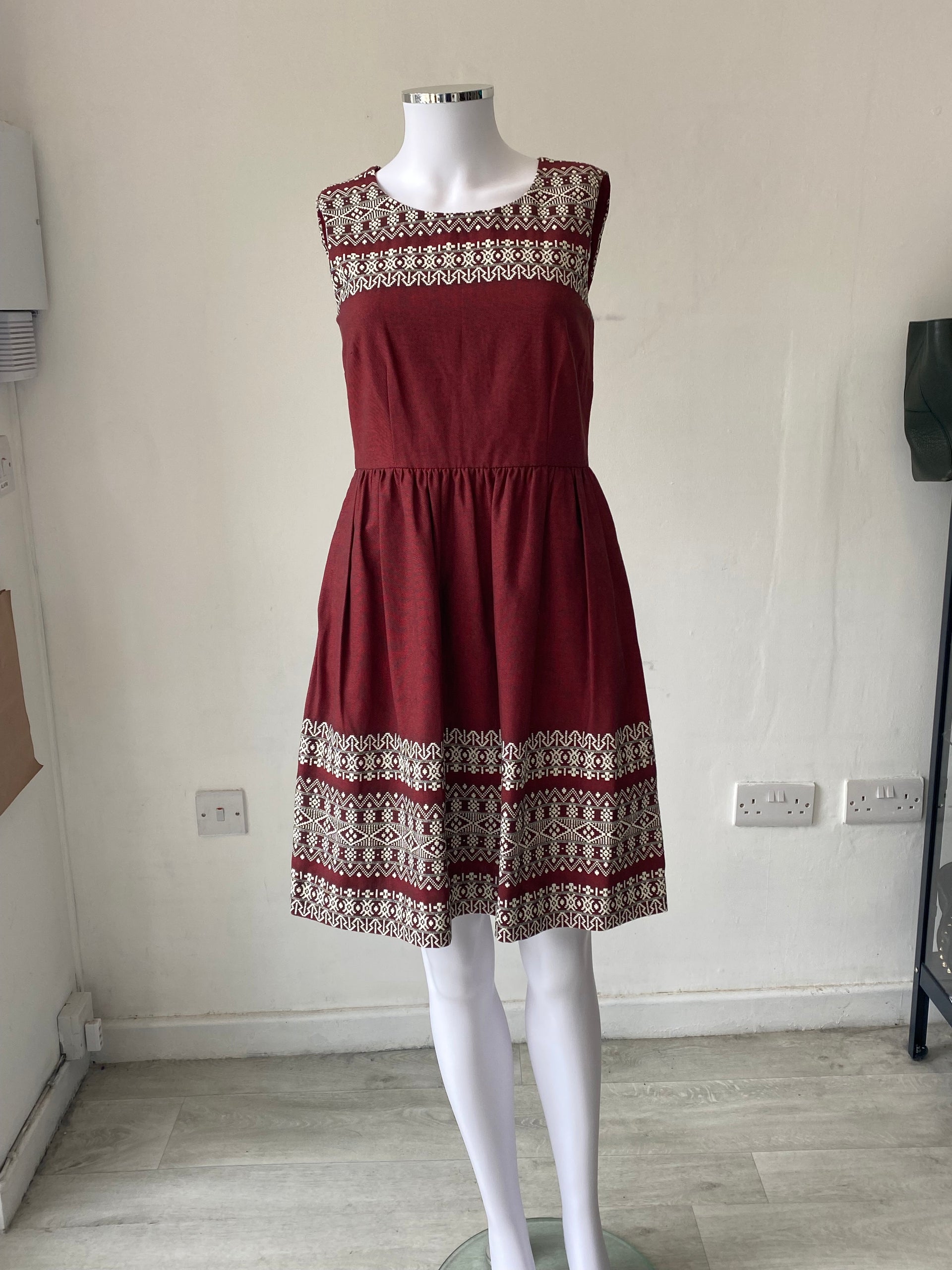 Hobbs NW3 Burgundy Cotton Dress with Embroidered Detailing Size 6 – Follow The Clothes