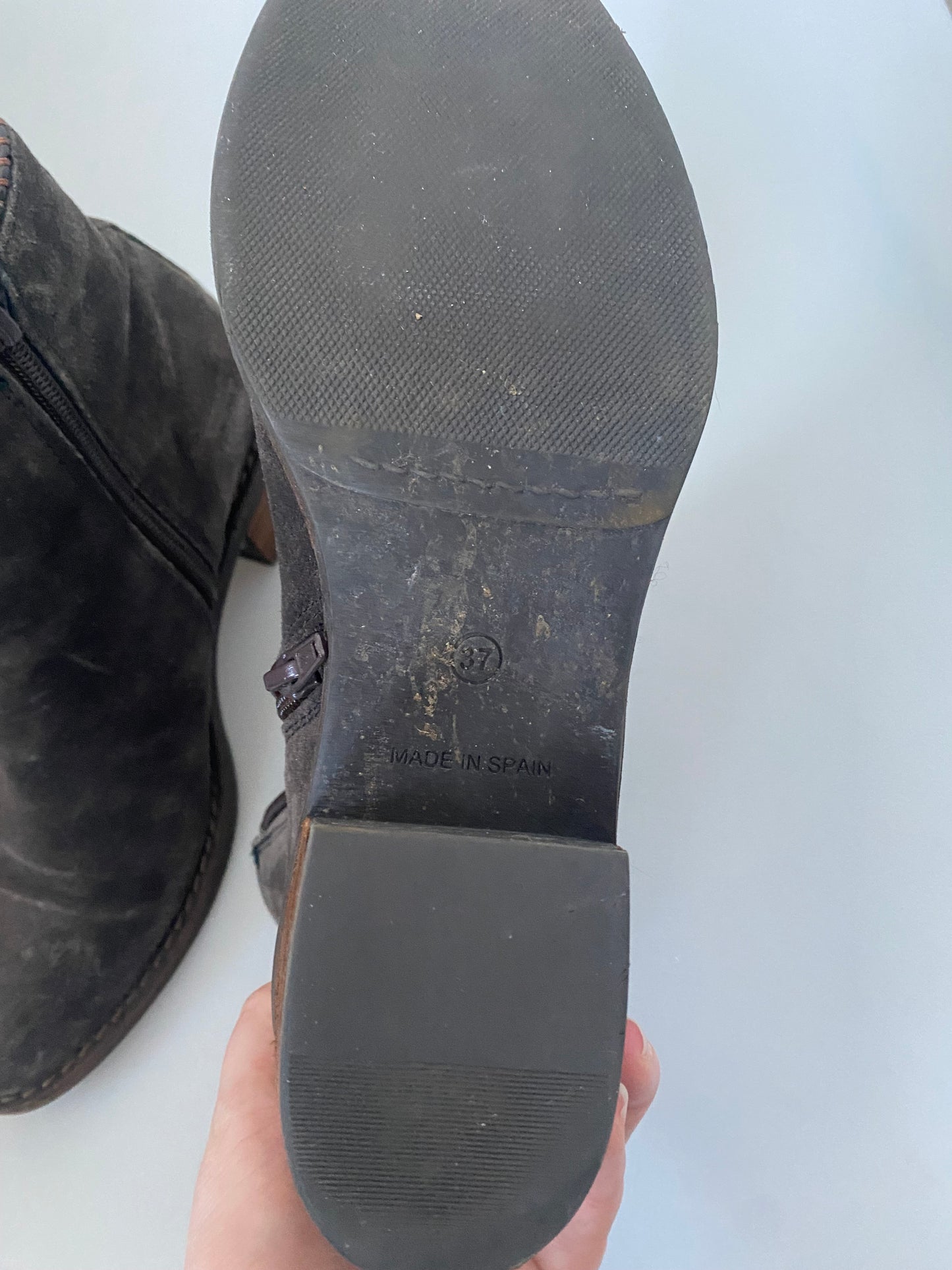 Alpe brown suede boots size 4